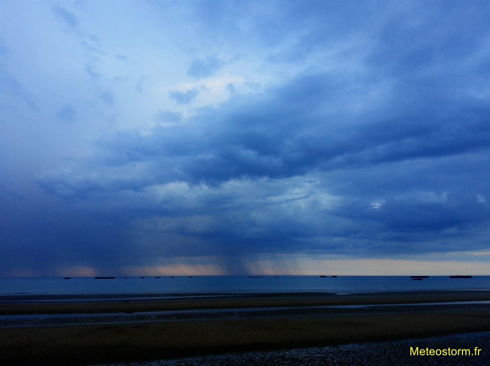 Le 07/05/2016, rideaux de pluie sur les plages du débarquement (14)